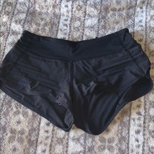 black lululemon shorts 2.5”
